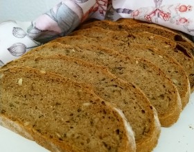 Chlieb s medvedím cesnakom a tekvicovými semienkami